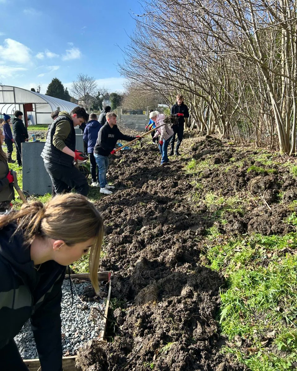 It’s amazing what a team of young volunteers can achieve 💪 This #NCS group from @SandwellCollege helped out at @IdealForAll local community gardens; moving dirt & chipping, taking down willow and pulling up roots to support the allotments with tidiness and prepare for spring 🌷