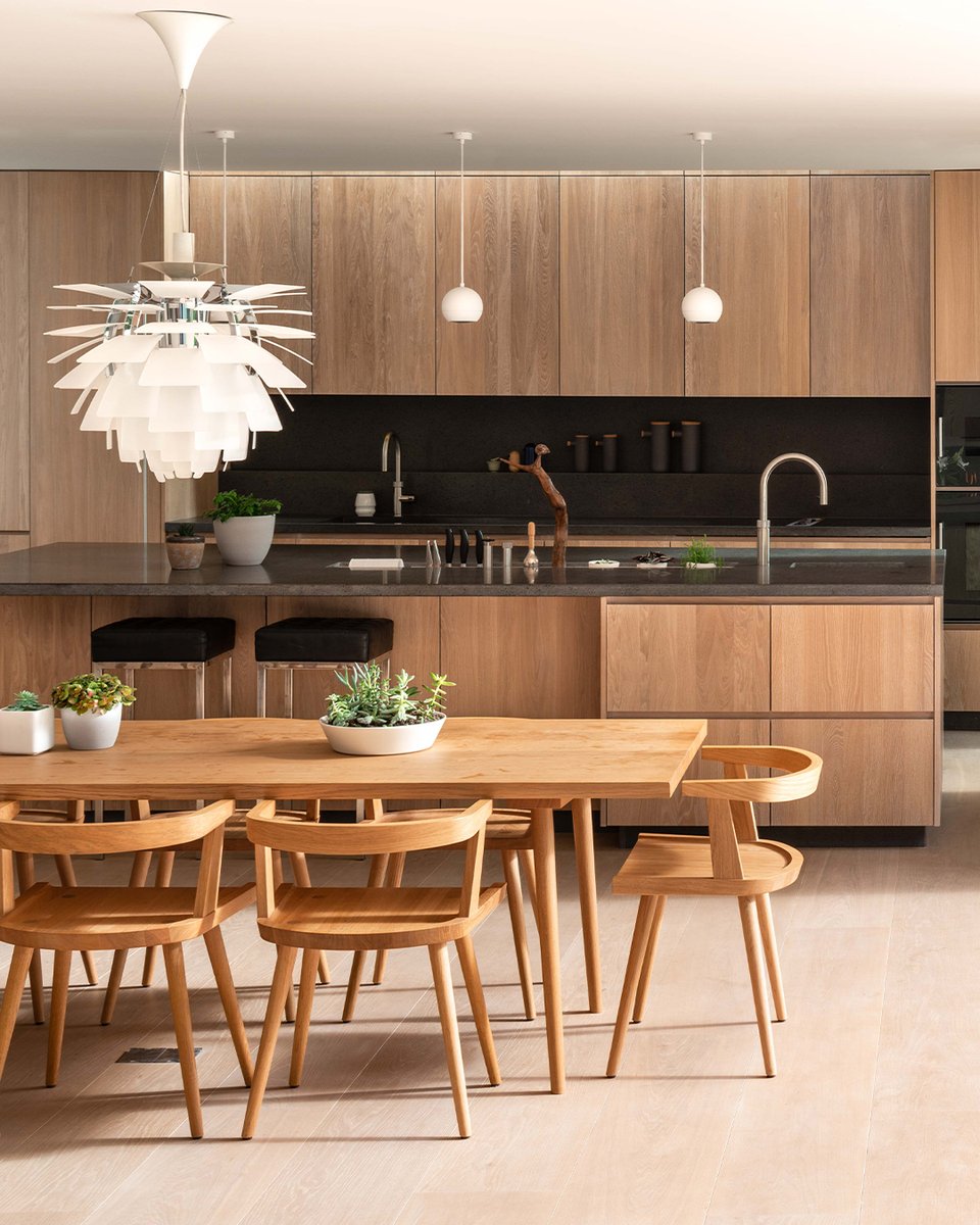 Our client wanted a truly Scandinavian feel for their newly built London home. Inspired by natural materials, this kitchen encapsulates the exquisite Scandinavian style evident from the solid oak cabinetry! #scandidesign #kitcheninspo #luxuryhome l8r.it/mcZG