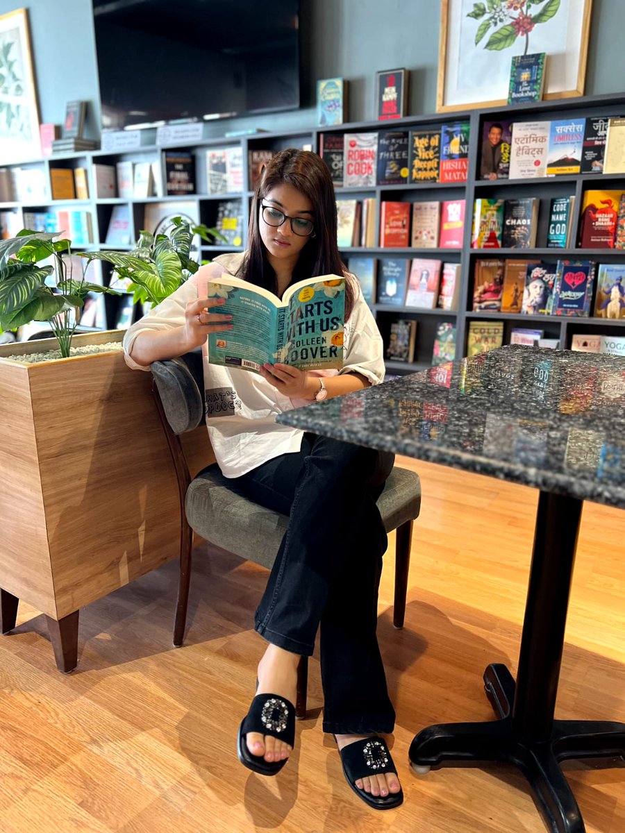 ImAkiraa's tweet photo. 𝐁𝐞𝐭𝐰𝐞𝐞𝐧 𝐦𝐞𝐥𝐨𝐝𝐢𝐞𝐬 𝐚𝐧𝐝 𝐩𝐚𝐠𝐞𝐬. 🎶📚

#Akira #ArtistLife #MusicianLife #CafeMoments #FindingInspiration #CreativeBreak #Reading #ArtistsLife https://t.co/MnmBG3rvUQ