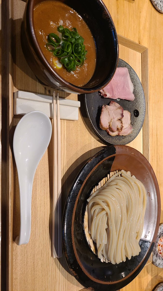 ramen_aaa622's tweet photo. 中華蕎麦とみ田@千葉県松戸市

つけめん(並)🍜￥1500

元々つけ麺は得意分野では無いけど
予約が取れたので🏃‍♀️超有名店なだけあって
お店の雰囲気と店主の人柄に驚き😲
今まで味わったことの無いラーメン屋さんでした。

ご馳走様でした✨ https://t.co/MLQtS5GpN3