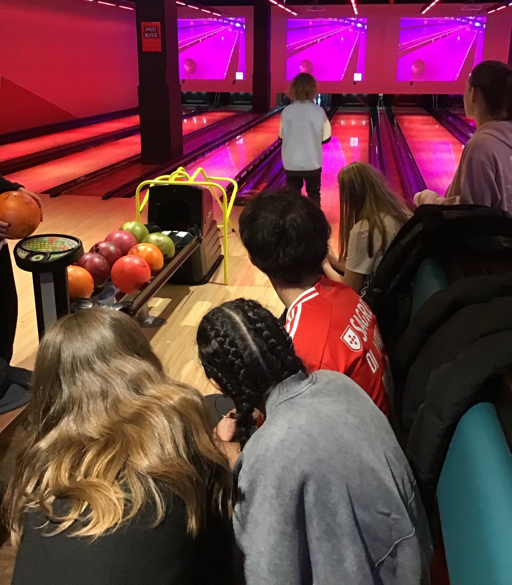 We had a great evening on Wednesday bowling with our International friends before a fish and chip supper! @HumberEdTrust #buildresiliencenotreliance 🎳