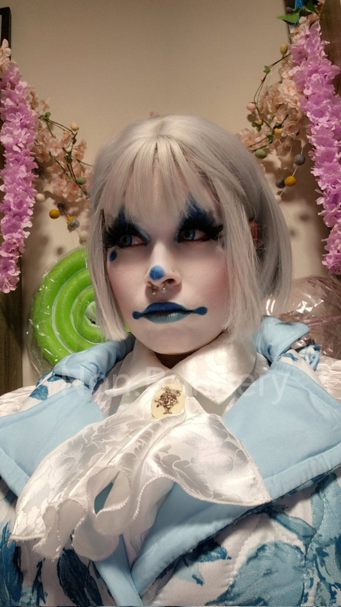 NonBun2's tweet photo. Someone get this poor clown a ring light https://t.co/pKFcoTvrbh