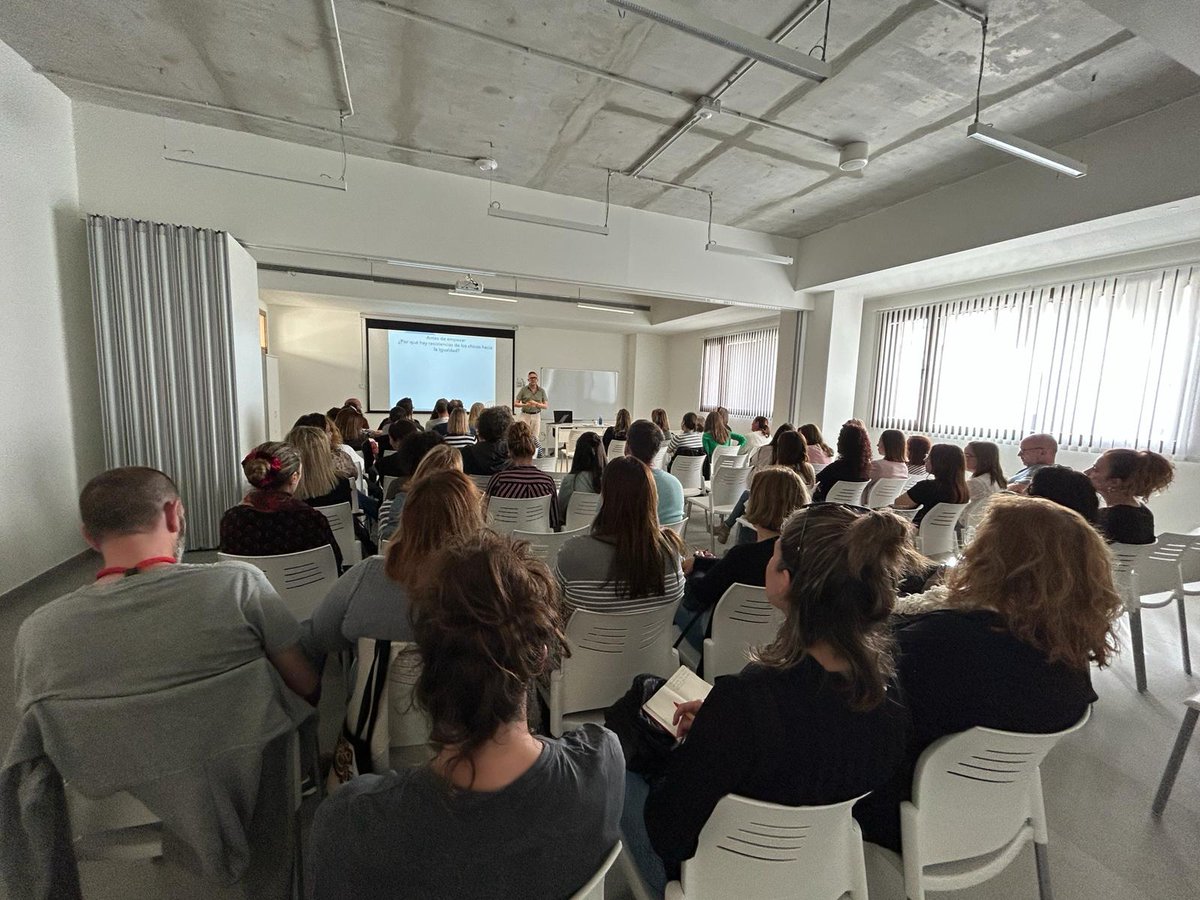 El Centro de Igualdad ha acogido la actividad formativa “Construcción de nuevas masculinidades en el entorno educativo “, dirigida al profesorado alcalareño. Han asistido más de 120 docentes de los centros educativos de Primaria y de los institutos de Secundaria de la ciudad.
