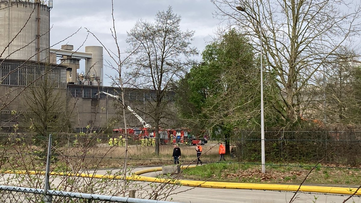 De brandweer is druk bezig om de afvalberg in de loods aan de Lage Kanaaldijk in Maastricht uit elkaar te halen en te blussen met (PFAS-vrij) blusschuim. Tevens worden er uit voorzorg ook luchtmetingen verricht. De brandweer verwacht nog urenlang bezig te zijn.
