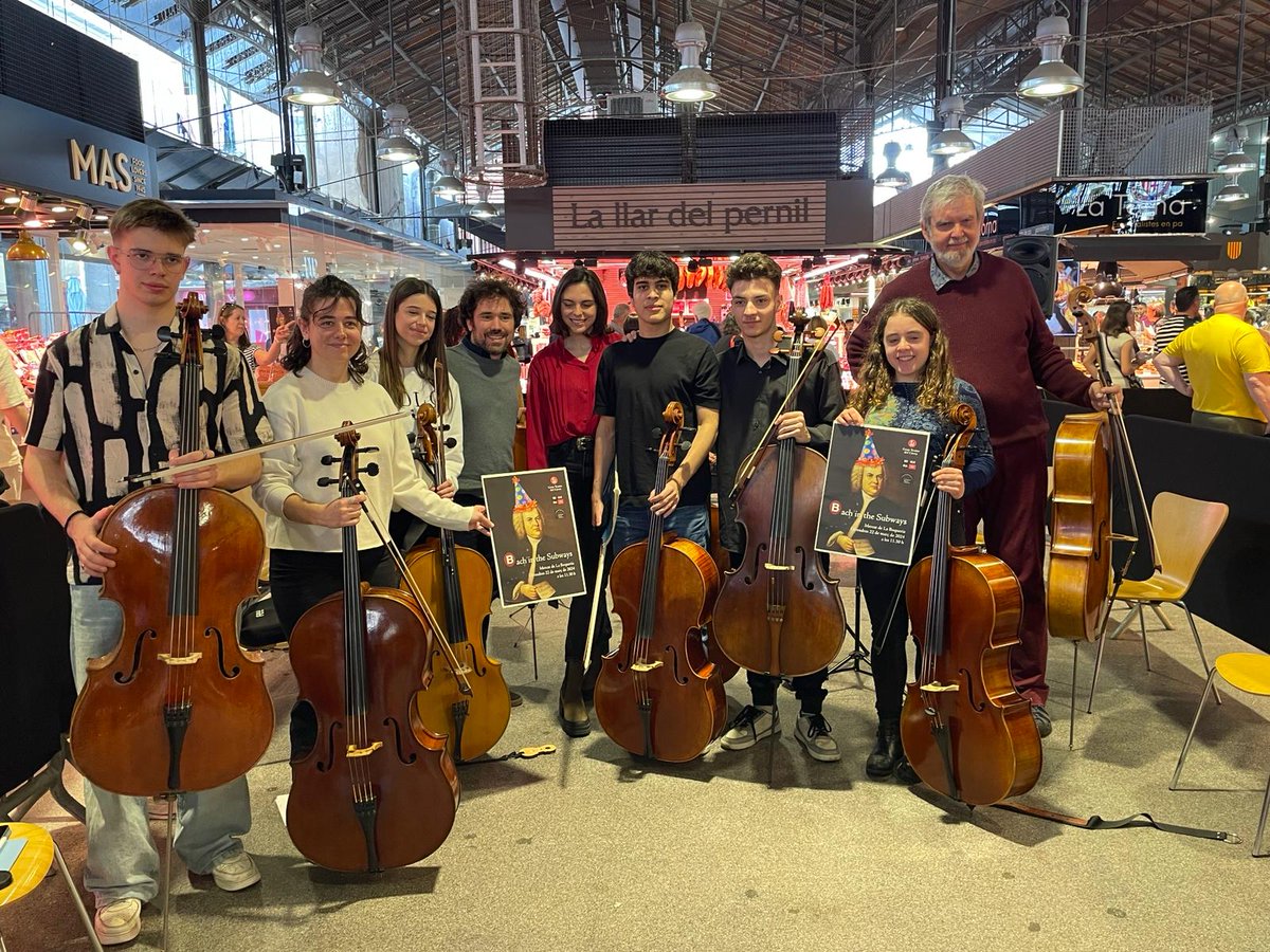 🎂 Per molts anys, Johann Sebastian Bach!  

Un any més, ens hem sumat a la iniciativa ‘Bach in the subways’ per celebrar l'aniversari del cèlebre compositor alemany.

Hem tingut l'honor de comptar amb nou violoncel·listes del <a href="/Liceu_cat/">Gran Teatre del Liceu</a>  i de la <a href="/JOSBorquestra/">JOSB</a>.