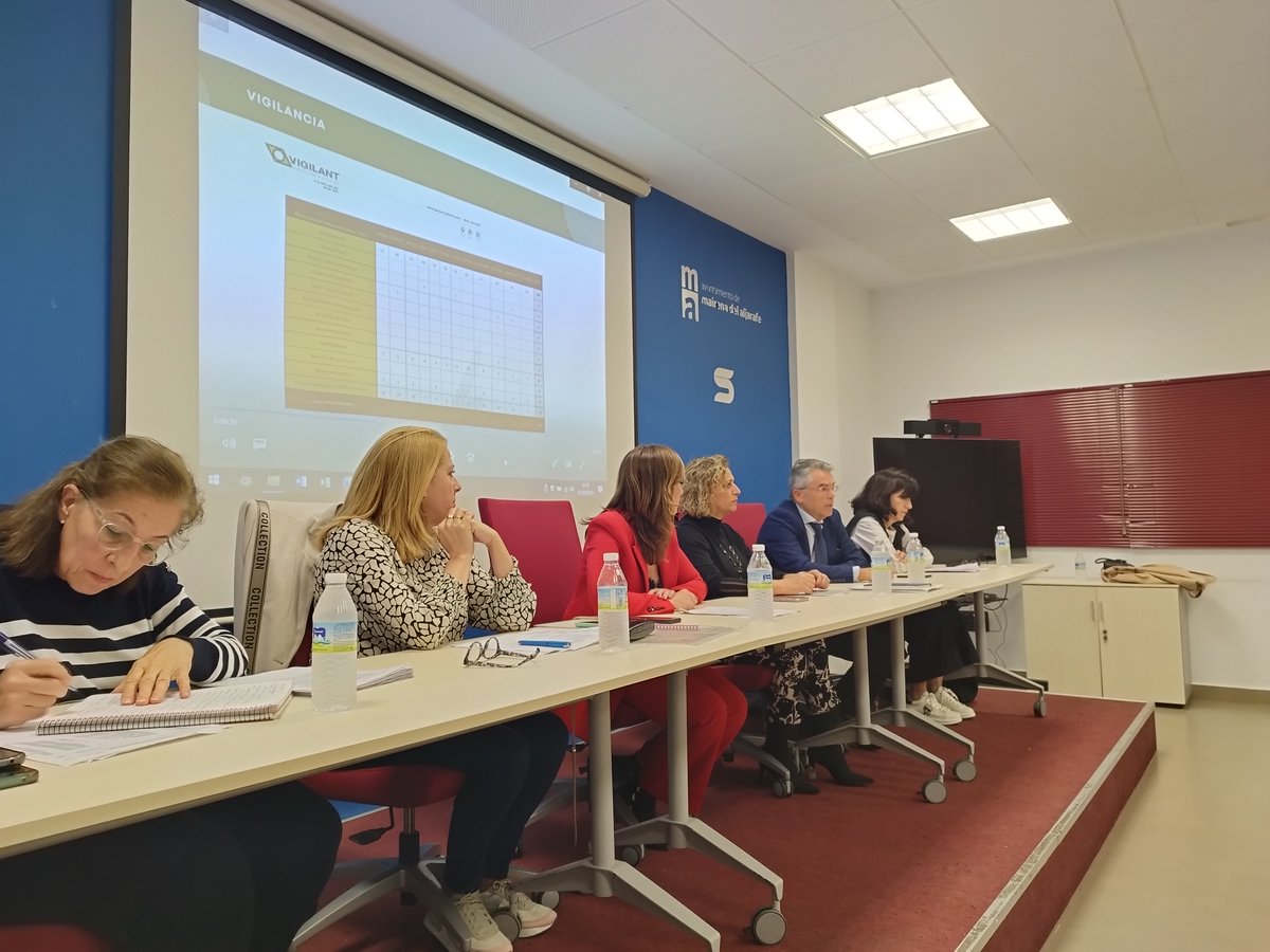 Asamblea General del Parque Industrial PISA. 
👏Aprobadas las cuentas del 2.023 y presupuestos para el 2.024. Los propietarios confían en los miembros de  la Junta Rectora y reeligen a Margarita Rincón como presidenta de la Comunidad. 
Seguimos trabajando por y para el #PISA💪