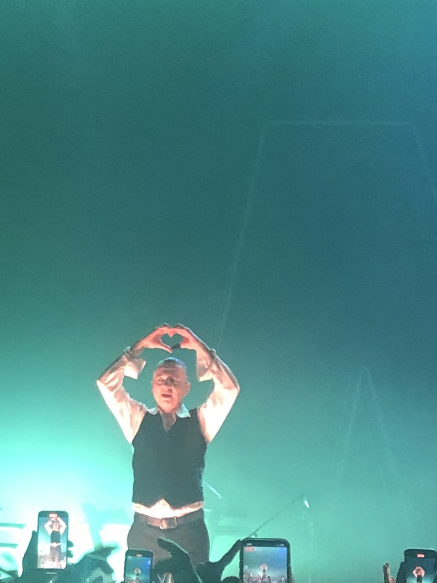 Sin palabras para describir el concierto de <a href="/depechemode/">Depeche Mode</a> en #Bilbao ayer… brutal!!#DepecheMode