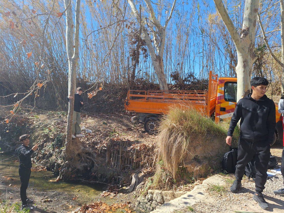 ins_alt's tweet photo. Continuem amb el servei comunitari del Projecte Rius. Combinem la vessant ambiental amb la social per l'anàlisi, seguiment i millora dels ecosistemes fluvials, concretament del riu Foix. #insalt #projecterius #serveicomunitari https://t.co/R9163DhhCI