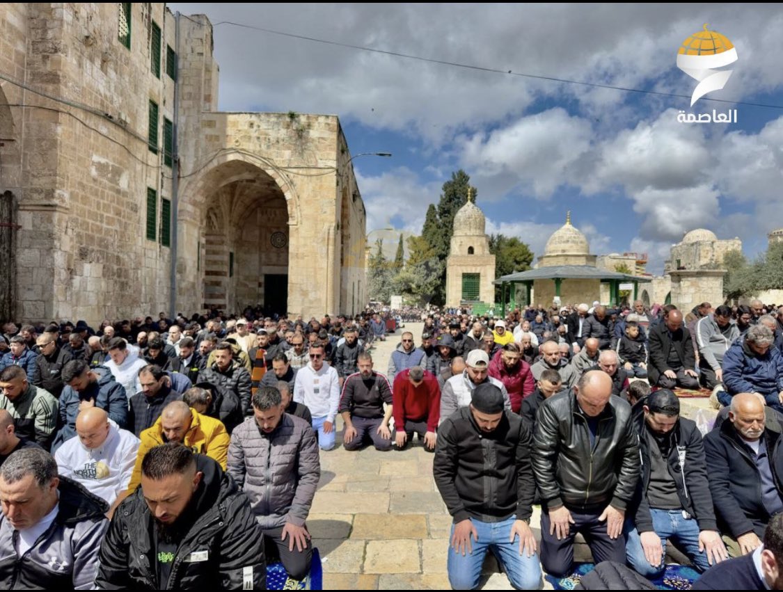 vampl0vrrr's tweet photo. 120,000 palestinians performed friday prayers today in al aqsa mosque. https://t.co/RmqxMQn1R6
