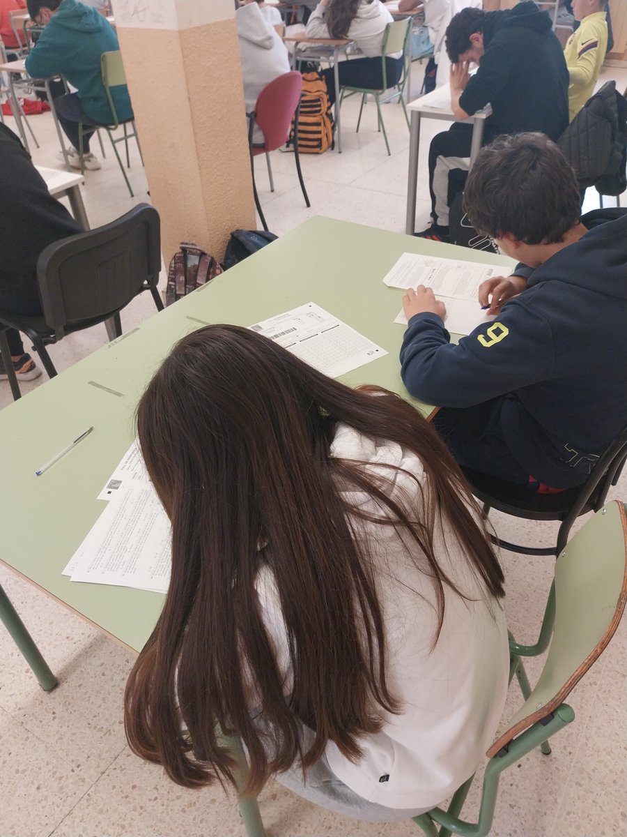 ins_alt's tweet photo. La setmana passada vam participar a la prova cangur.
67 alumnes de primer d'ESO fins a primer de batxillerat resolent problemes durant una hora i quart. #insalt #provescangur https://t.co/CT5K8E34YZ