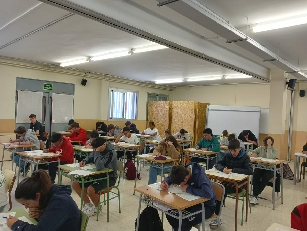 ins_alt's tweet photo. La setmana passada vam participar a la prova cangur.
67 alumnes de primer d'ESO fins a primer de batxillerat resolent problemes durant una hora i quart. #insalt #provescangur https://t.co/CT5K8E34YZ