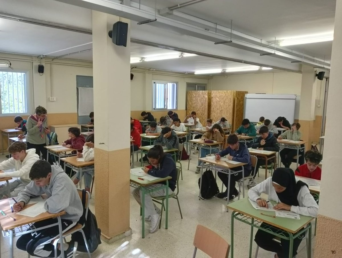 ins_alt's tweet photo. La setmana passada vam participar a la prova cangur.
67 alumnes de primer d'ESO fins a primer de batxillerat resolent problemes durant una hora i quart. #insalt #provescangur https://t.co/CT5K8E34YZ