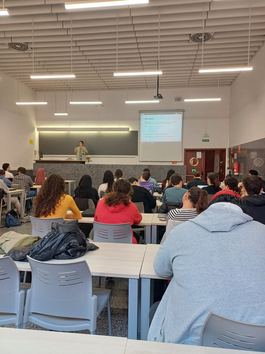 ElRogle_MiA's tweet photo. ☀️Hui hem tornat a la universitat per a contar als alumnes de segon de Drets i Ciències Polítiques per què, per a qui i com exercim l'advocacia.

A càrrec de la nostra companya @oh_adelain 😍 https://t.co/fjEgLexDTP