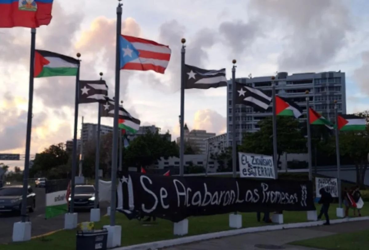 apadillafilm6's tweet photo. Protests against VP Kamala Harris in Puerto Rico 🇵🇷are underway 

US flags 🇺🇸 were removed &amp; replaced with flags of Palestine 🇵🇸 , Haiti  🇭🇹 ,&amp; the Black Puerto Rican resistance flag

Protesters demand an end to U.S. intervention in all 3 countries 

More info below

📸IG @JSALPP https://t.co/5GXOIWdPQm