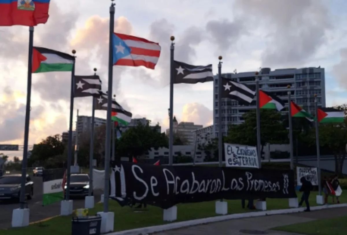 Protests against VP Kamala Harris in Puerto Rico 🇵🇷are underway US flags 🇺🇸 were removed & replaced with flags of Palestine 🇵🇸 , Haiti 🇭🇹 ,& the Black Puerto Rican resistance flag Protesters demand an end to U.S. intervention in all 3 countries More info below 📸IG @JSALPP