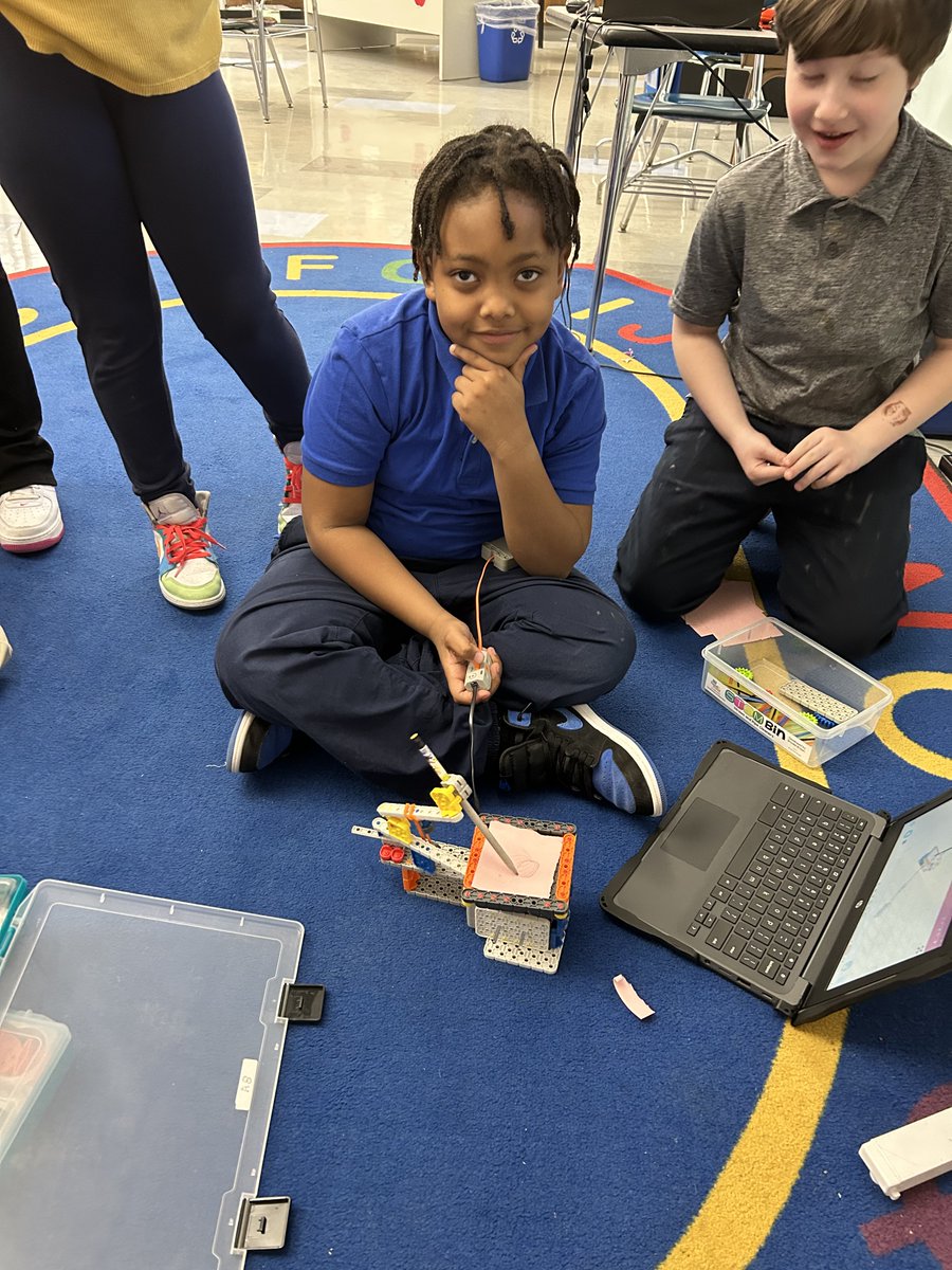 EdgewoodVex's tweet photo. Mrs. Storrey's students created some cool art work using their @VEXRobotics GO curriculum.  Students created a Spirograph that facilitated a classroom discussion on symmetry. @Whsdvex https://t.co/psscki2kKP