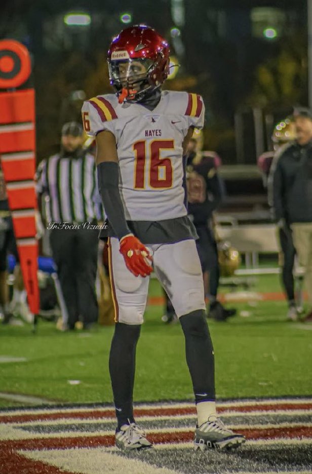 🚨Tyrone Smith, 2025 DB @Tyrone3Smith 📚: 3.0 gpa 📏: 6’0 180LBS 🎥: hudl.com/v/2Ln2SD 🏆: NY All State Team 🦅: Led NYCHSFL in INTs Tyrone is NY State’s #1 Safety. He is a ball hawk who had 8 takeaways last year & scored 5 defensive TDs! #UpHayes #RecruitHayes25