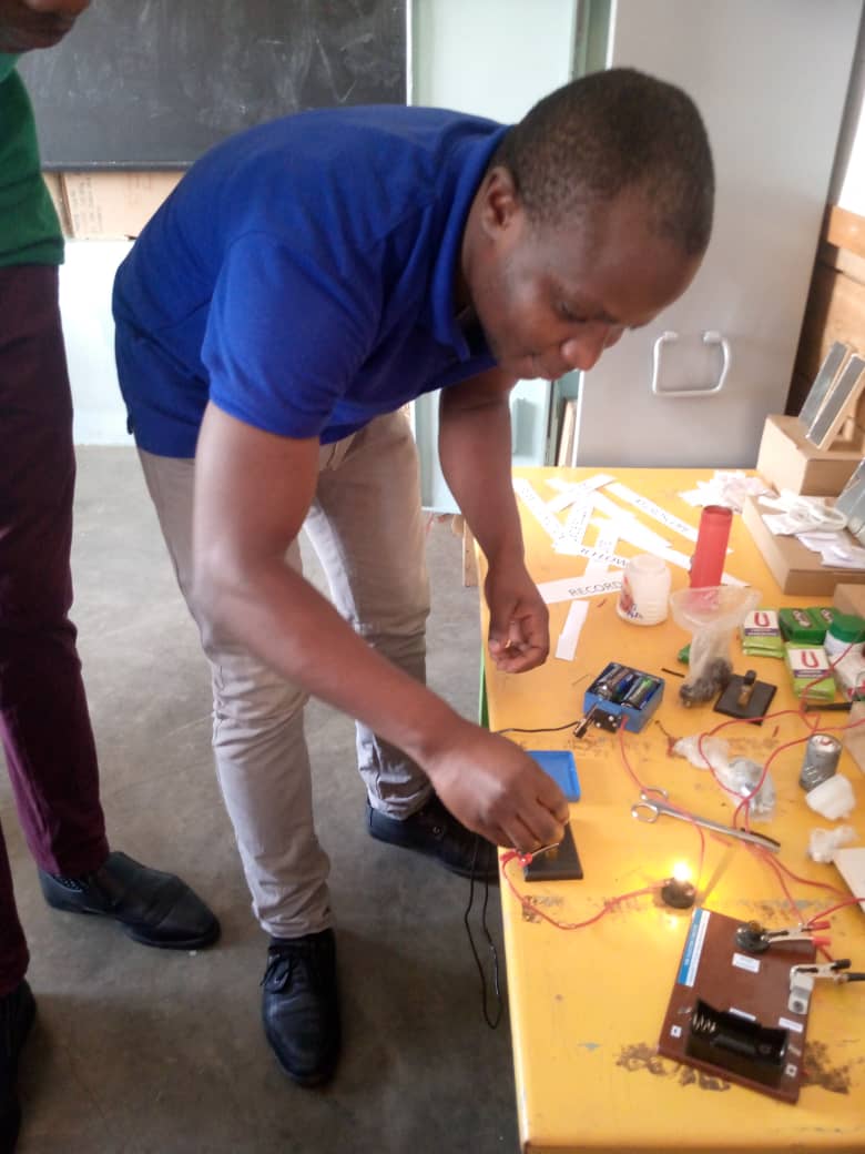 STIAUg's tweet photo. Happening now @PeakSchools as our very own @TumuramyeAmbro6 @TumuramyeAmbro8 trains the learners and teachers on how to use the models in the Science Kits.
#educacion
#Simplifyingscience https://t.co/iYwpLSMp6J