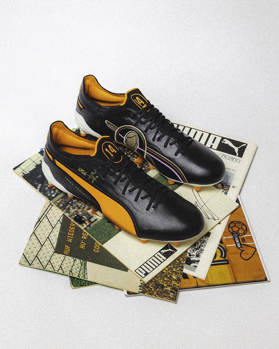 Kings recognize kings. A tribute to Pelé, Cruyff, and the beautiful game.