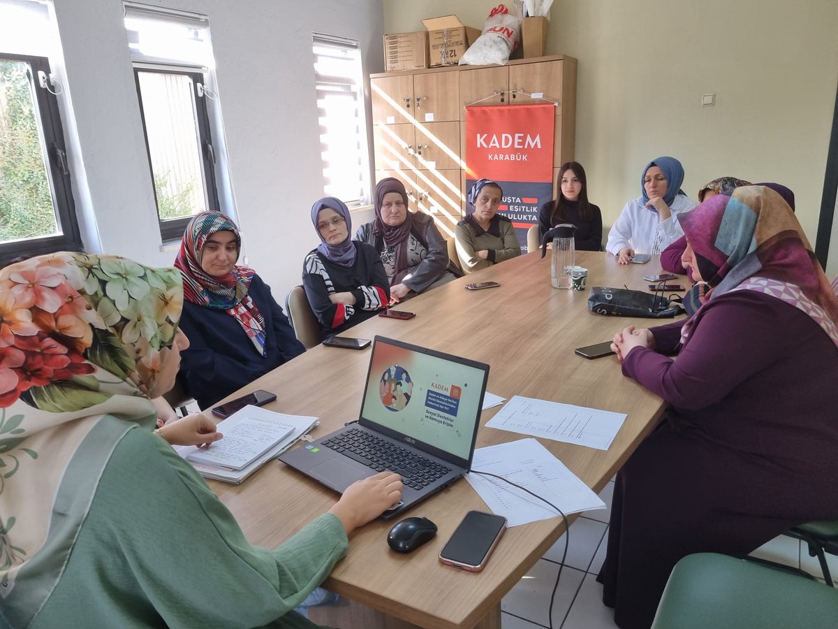 KADEM Karabük Temsilciliği olarak "Sosyal Destekler ve Kamuya Erişim" saha çalışmalarımızı Gönüllü Eğitimcilerimizle gerçekleştirmeye devam ediyoruz. Bu bağlamda;

📍Cumayanı Aile Destek Merkezi (ADEM)/Okuma-Yazma ve Örgü Kursu