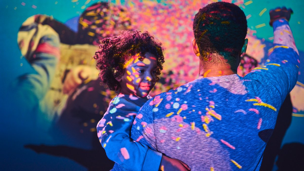 🎶 Experience “Heart Strings”, a multisensory journey featuring the stories of children around the globe.  
Produced by <a href="/UNICEFUSA/">UNICEF USA</a> and created by Moment Factory, the interactive walkthrough experience starts today in Houston.
momentfactory.com/news/heart-str…