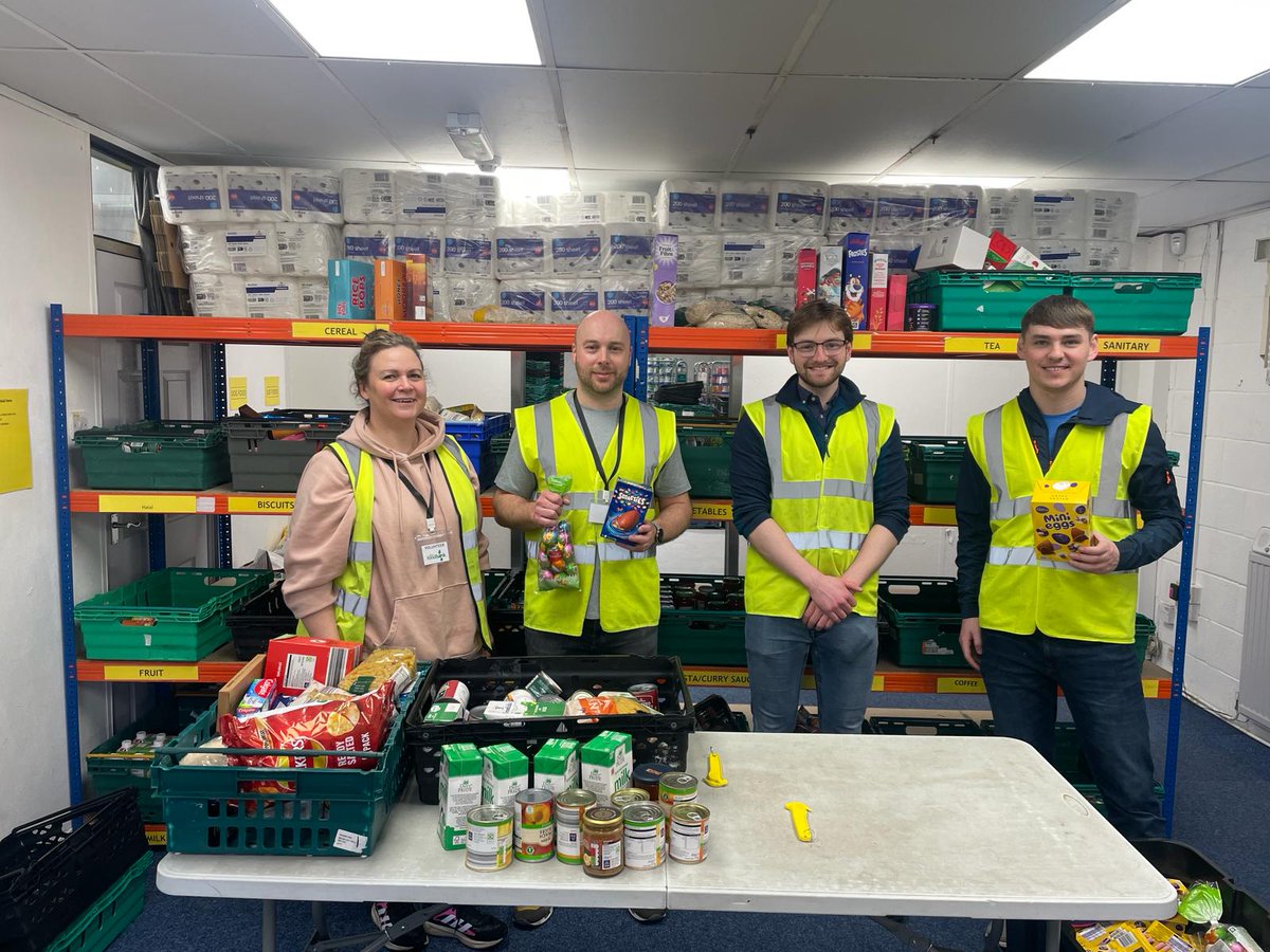 #SaturdayShoutout 🎤 We are really grateful to this fab team from @hannanassociate for helping us in the warehouse this week. They helped us pick up a big order from Tesco and then pack loads of food parcels ready to go out to people in crisis across Salford. #salford #endhunger