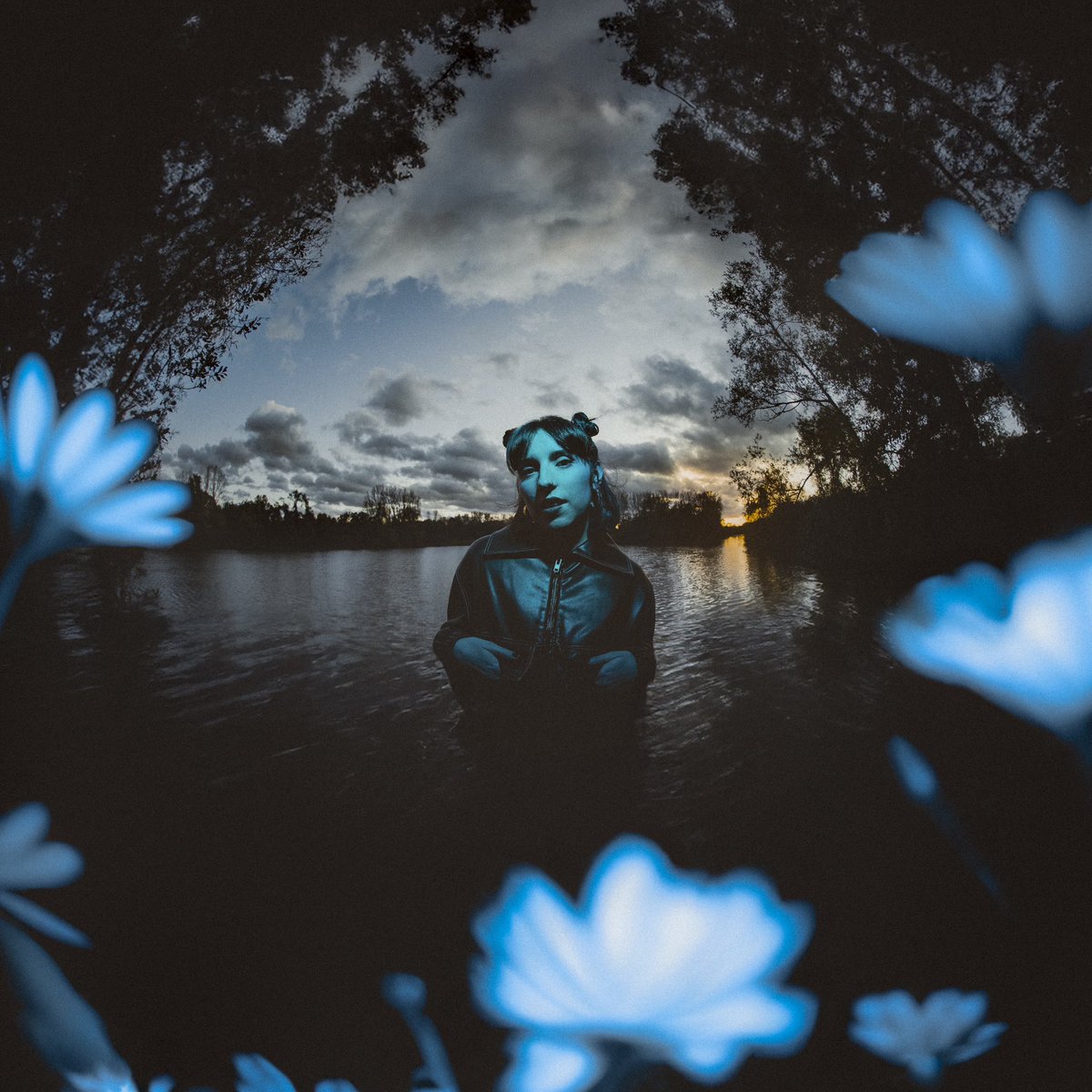 Aujourd’hui sort le projet de <a href="/wellasjoy/">wellasblue</a> « Peut-être je suis naïve encore » et voici la cover que j’ai eu la chance de réaliser ! ✨
