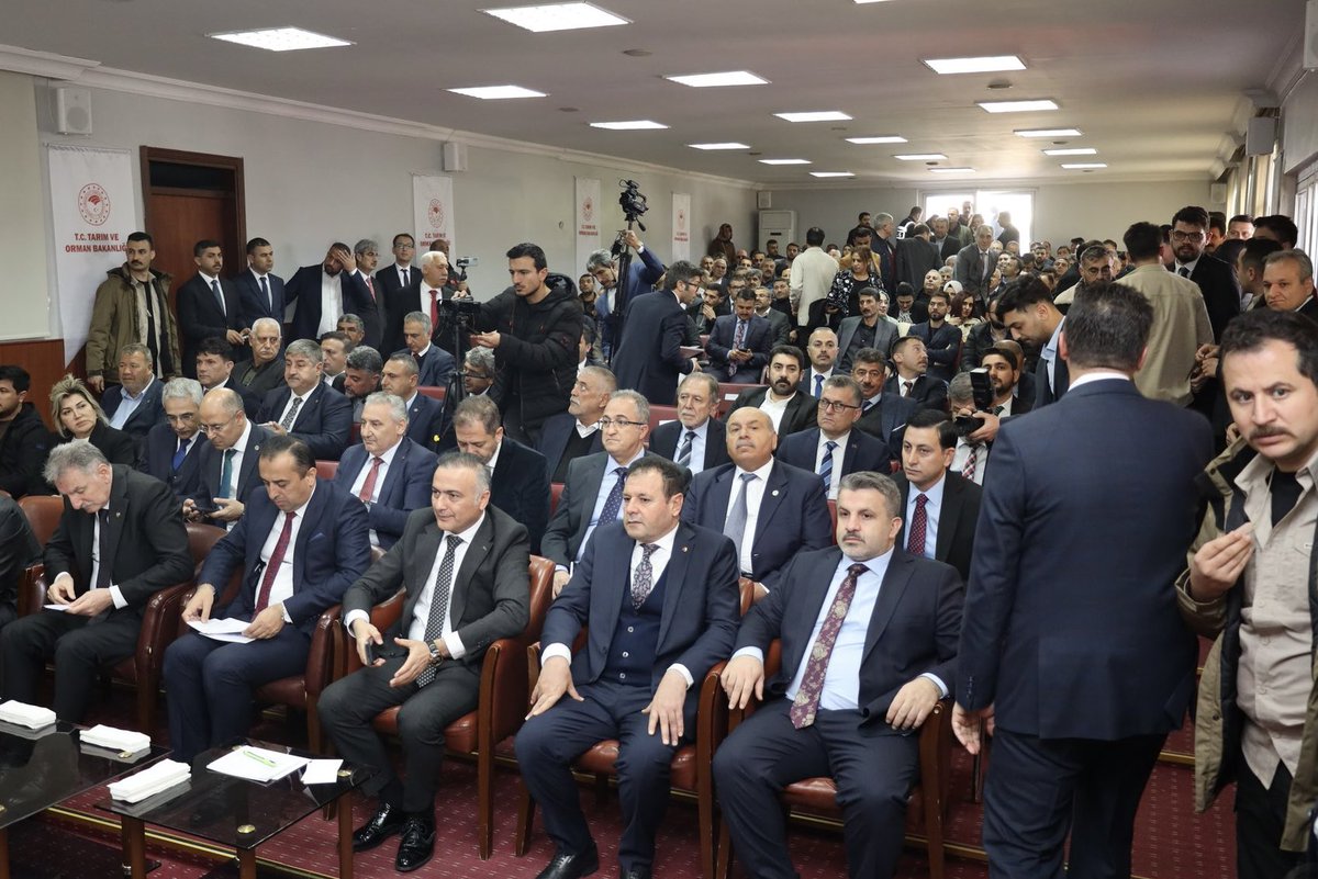 ibrahimeyyupogl's tweet photo. Tarım ve Orman Bakanımız @ibrahimyumakli ile birlikte “Tarım ve Orman Bakanlığı Sektör Paydaşları” toplantısına katılarak sektörel sorunlar ve çözüm önerileri hakkında fikir alışverişinde bulunduk. 

@RTErdogan @erkankandemir @hasansildak https://t.co/3fVgIeIjAT