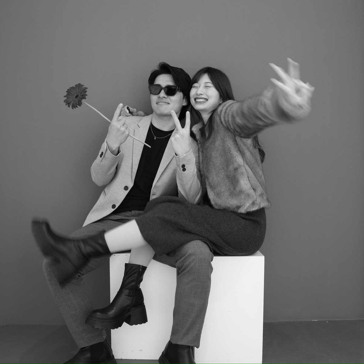 h_rico16's tweet photo. 毎年思った事を写真で表現しよう！という夫の案で結婚記念日写真撮りに行ったらいつの間にか殴り合いの写真なってました🤣
#初めての結婚記念日
#前日大喧嘩 https://t.co/1eJjQZbQvX