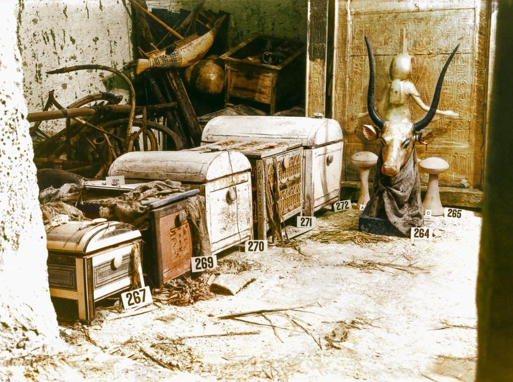 Colorized photos of King Tutankhamun's tomb, as Howard Carter discovered it in 1922:

#History #Egypt #Egyptian #WritingCommmunity #writerslift #MiddleEast #MiddleEastern #ancienthistory #Discovery #Archaeology #photooftheday #BookTwitter #booklovers #booknerd #colors #AIArtwork