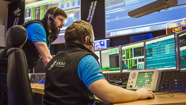 DLR_en's tweet photo. You’ve got mail. 📩 The new #PIXL1 comms system successfully established contact with the German Space Operations Center (#GSOC) in cooperation with @esa. 📡🛰️ This success enables improved control of small satellites & expands their range of applications: https://t.co/bdYDSAkdwv https://t.co/fv7Uw019TE