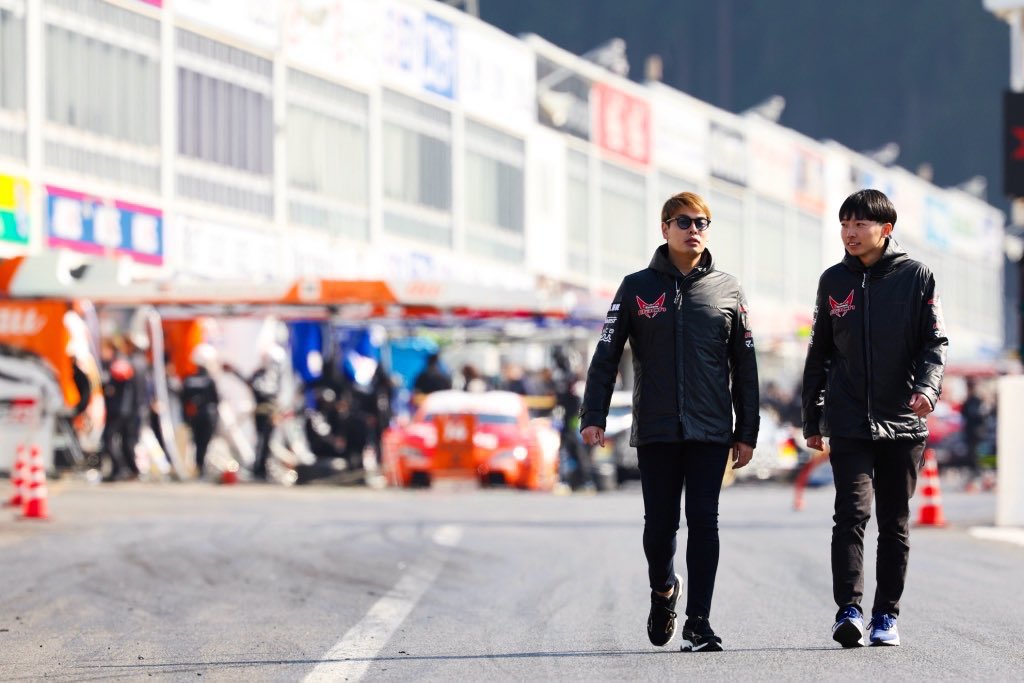 fujinamikiyoto's tweet photo. 2024年 体制発表‼️

一年ぶりに #SUPERGT に復帰する事が決まりました！

関係者の皆様、スポンサー様、ファンの皆様の力強いご協力のお陰で、また走れる事が出来凄く嬉しいです‼️

2017年にGTデビューさせてもらった古巣のチーム GT300クラスTEAMマッハ車検 5号車から参戦致します！

一年間走れなかった悔しさをバネに、全力で突っ走りますので皆様、応援の程宜しくお願い致します❗️

#SUPERGT
#マッハ車検