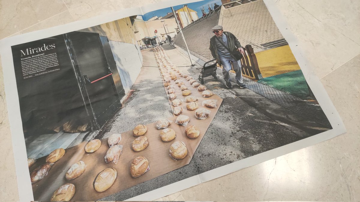 Recordeu la nostra particular 'catifa vermella' feta de pans? Avui el @diariARA publica a les pàgines centrals una de les imatges que va fer @jordiborras a les portes del teatre de #lapassiódOlesa amb els 500 pans marcant el camí cap a la temporada 2024. #tremolaBroadway