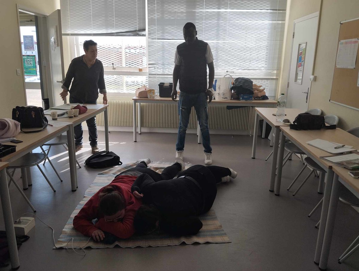 MLAuxerrois89's tweet photo. 👏🌟 Dernière journée de formation SST pour notre groupe de jeunes, marquant la fin de la Semaine des Héros. Un immense merci au GRETA 89 pour leur animation exceptionnelle et à nos jeunes participants pour leur engagement sans faille ! 💼📚 #FormationSST #GRETA #Auxerre👏 https://t.co/uzQkVKRi9a