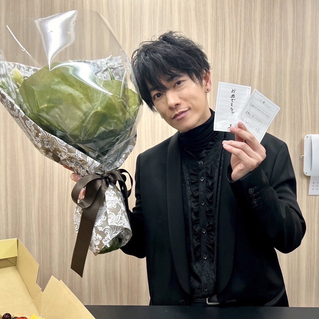 4gatsu_movie's tweet photo. ⠔⋰
#佐藤健 さんのお誕生日を
#長澤まさみ さん #森七菜 さんが
お祝い🎉´-
⠢⋱

初日舞台挨拶の合間に
昨日お誕生日だった佐藤さんを
みんなでお祝いしました！

実は佐藤さんが持っているのは…
#四月になれば彼女は の
キーアイテム”手紙”にちなんで
長澤さんと森さんが書いた
お祝いのお手紙✉️ https://t.co/cQhwNiGZ9B