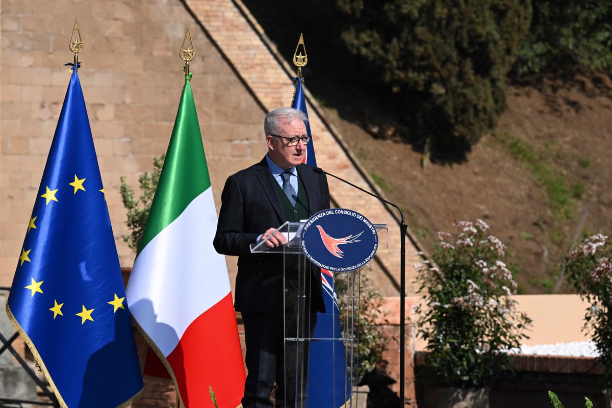 SicNazionale's tweet photo. #22marzo La cerimonia. #CadutidellIntelligence #SicurezzaNazionale https://t.co/ukcSkciS2V https://t.co/tNaHBO0SlR