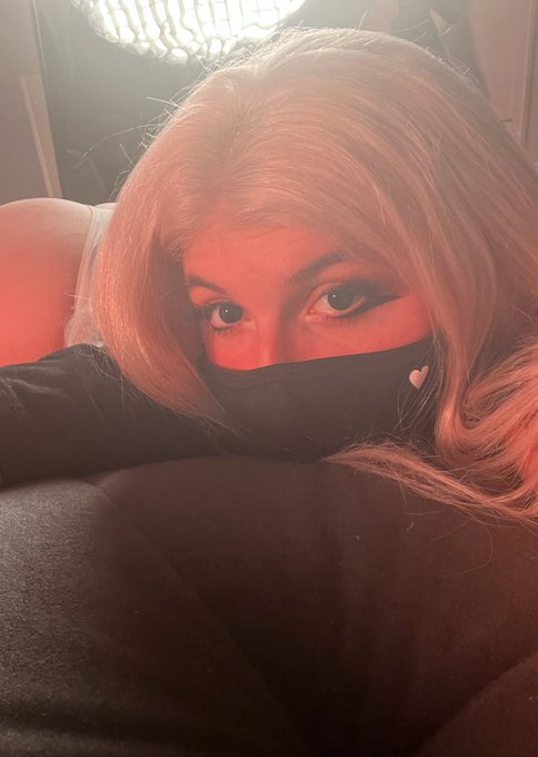 shootin&lsquo; some new content todaaaaay ~  any guesses? https://t.co/PQgf7BfzbN