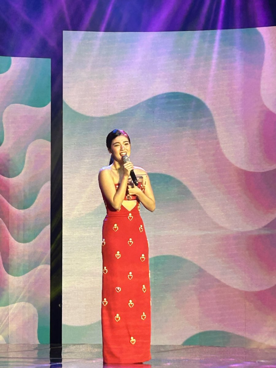 LOOK: Belle Mariano accepted the Listeners’ Choice award for her song “Bugambilya” at the Billboard Women in Music awards night.  

She encouraged her fans to believe and push for their dreams in her acceptance speech. #BBPHWomenInMusic | <a href="/HMallorcaINQ/">Hannah Mallorca</a>