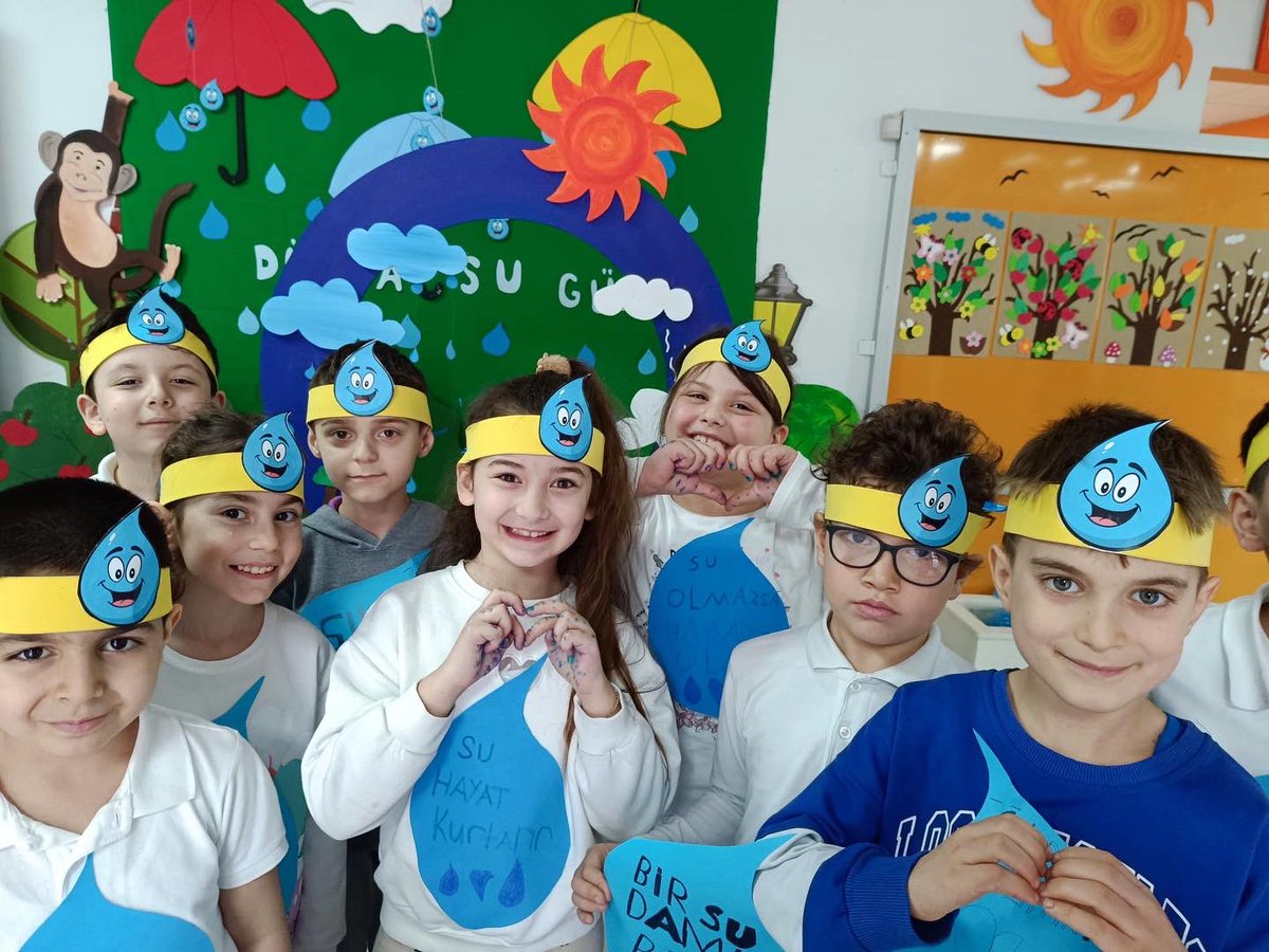 UgurOkullari's tweet photo. Uğurlu öğrencilerimizi sürdürülebilir tüketim kaynaklarının bilinçli kullanımı konusunda farkındalığı yüksek bireyler olarak yetiştirmek için 22 Mart Dünya Su Günü’nde okullarımızda birbirinden eğitici etkinlikler gerçekleştirdik.🌍💦

Okullarımızda su ayak izini azaltmak ve böylece su kaynaklarının sürdürülebilirliğine katkıda bulunmak için uyguladığımız projelerden bazıları; 
 
🔍Daha az suya ihtiyacı olan bitkileri tercih etmek.
🔍Su kullanımında geri dönüşüm ve geri kazanımı artırmak.
🔍Dikkatli tüketim için bilinçlendirme çalışmaları yapmak.
🔍Su tasarrufu sağlayan ürünler kullanmak.

#22martdünyasugünü 
#UğurluOlmak