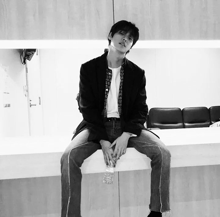 existencies's tweet image. ️️
Exhausted, tired, and drained. 
What else could I grab to fulfill this empty stomach?
️️