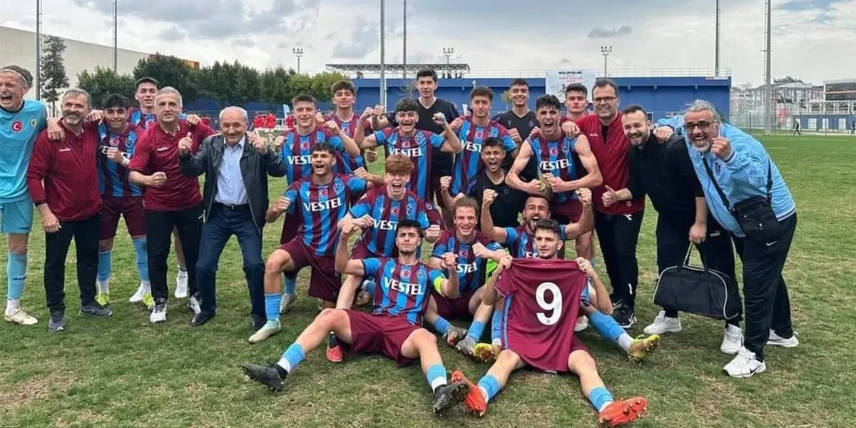 haber_61's tweet photo. Trabzon Yavuz Sultan Selim Anadolu Lisesi futbol takımı, final maçında rakibini 3-0 gibi net bir skorla mağlup ederek Türkiye Şampiyonu oldu.
Trabzon'un çocukları Türkiye'yi Dünya Kupası'nda temsil edecekler. https://t.co/aZbCBfHdXF