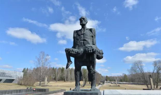 22 марта 1943 года фашистские каратели сожгли заживо 149 жителей( в том числе 75 детей) белорусской деревни Хатынь
В карательной операции участвовали украинский " 118 шуцманшафт батальон"  и особый батальон СС " Дирленвагнер"