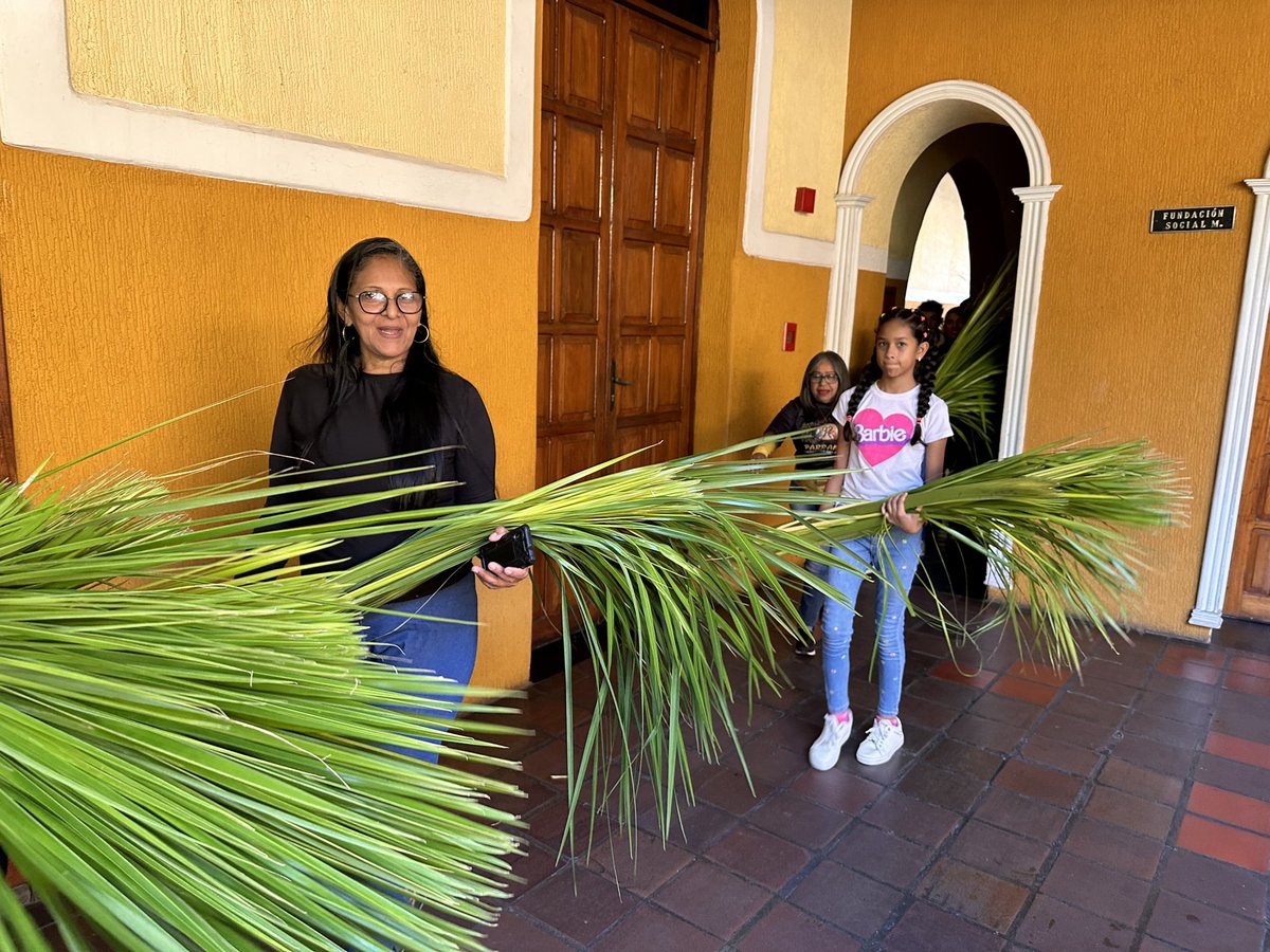 Nuestra gran familia de @CBO_Alcaldia se une para elaborar los ramos que serán entregados mañana a nuestras autoridades eclesiásticas en la Catedral Metropolitana de Ciudad Bolívar, tradiciones de nuestra gente #ConstruyendoPatria