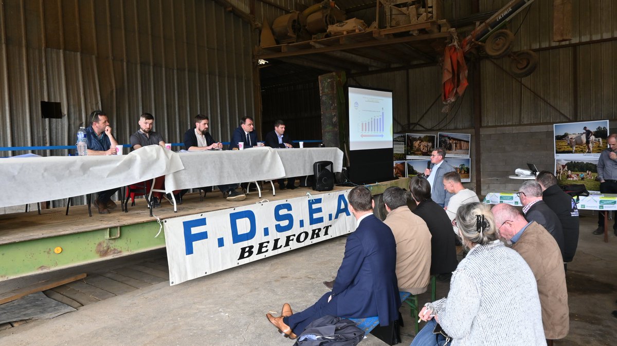 Prefet_90's tweet photo. 🐄 Ce matin, Raphaël Sodini, préfet du Territoire de Belfort a participé à l'assemblée générale de la FDSEA et des jeunes agriculteurs du Territoire de Belfort à #Denney sur l'exploitation de monsieur et madame COURBOT (EARL FESTILAIT).
👉Cette rencontre a permis aux adhérents de s'exprimer et d'échanger avec le Préfet sur les sujets d'actualités
✅L'occasion de rappeler concrètement le soutien de l'État à l’agriculture française, acteur majeur de notre souveraineté alimentaire.
@JeunesAgris25