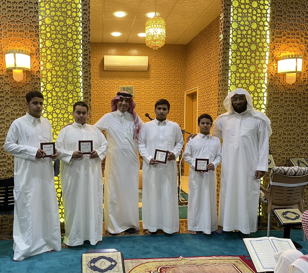 KSufayan's tweet photo. بالتنسيق مع إمام المسجد وبعض أولياء الأمور تم تكريم أبنائنا الأبطال في هذا اليوم ( الجمعة) بعد صلاة التراويح على ما قاموا ويقومون به من عناية بالمسجد وجمعهم لقوارير الماء بعد الانتهاء من الصلاة ( التروايح ) كل يوم كمبادرة منهم وبشكل منظم. بهم نفخر 
#ذوقيات_رمضانية 
#شهر_رمضان__المبارك 
#الذوق_العام