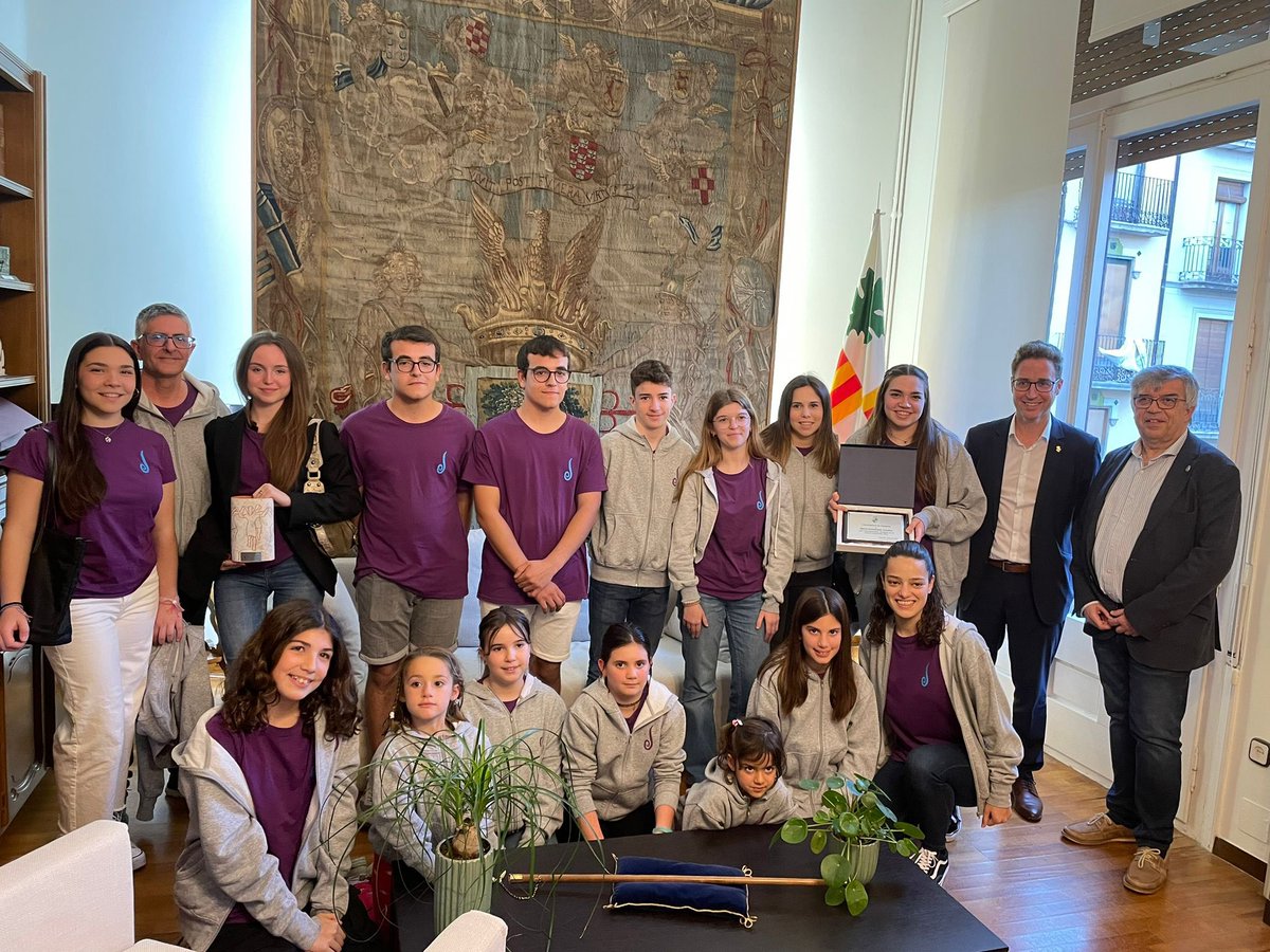 ajfigueres's tweet photo. Avui l'alcalde Jordi Masquef i el regidor de Cultura Popular, Josep Maria Bernils, ha rebut les Colles Mediterrània Dansa, com a reconeixement al pòdium sardanista 2023. Enhorabona https://t.co/EtRWkaPp6i