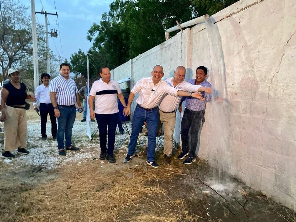 Cuántas ingenieros se necesitan para cambiar un bombillo 😂 3 “autoridades” para poner a funcionar un pocito hombre que falta de seriedad.