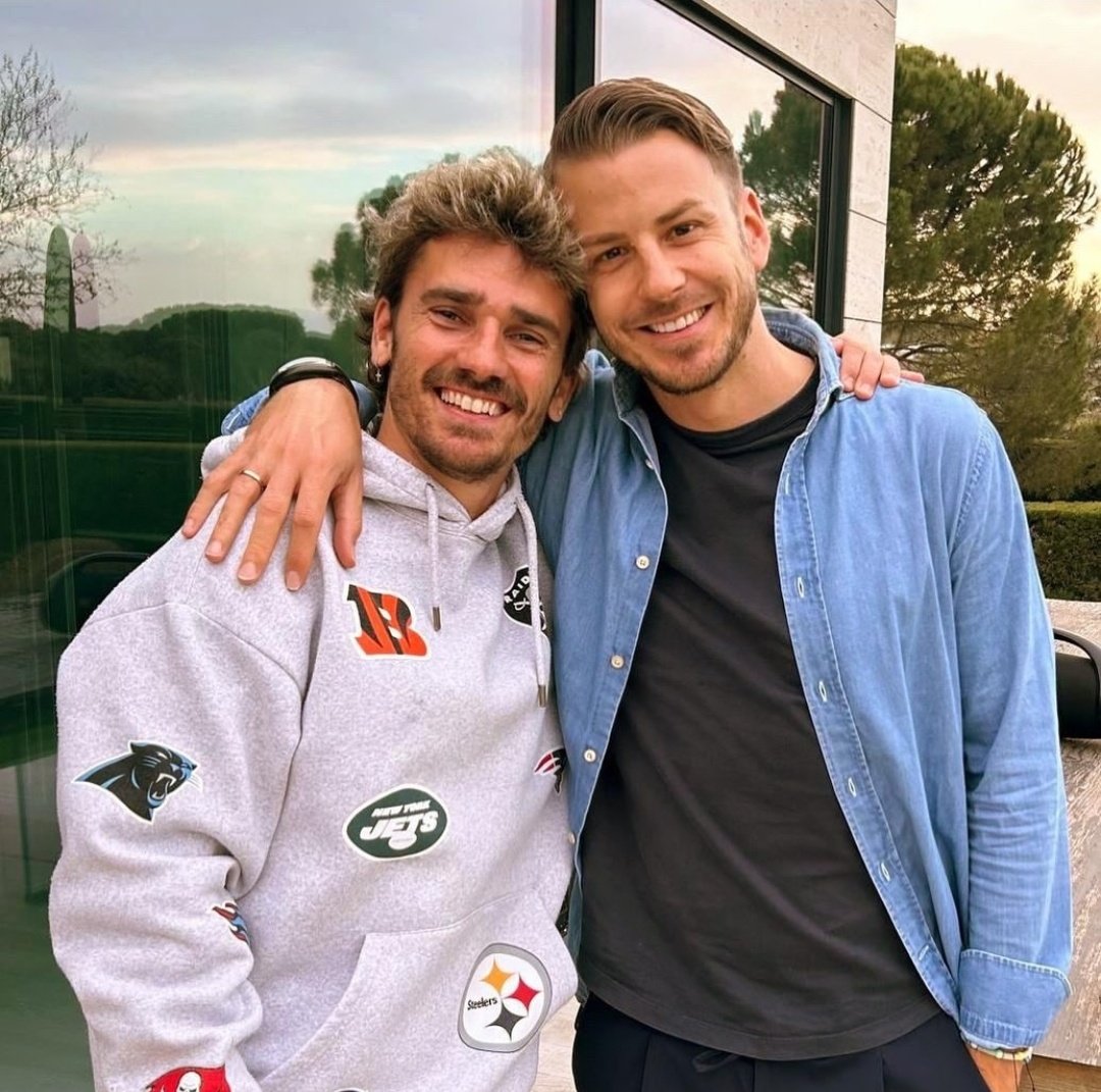 Una leyenda del fútbol y a su lado un tal Antoine Griezmann.