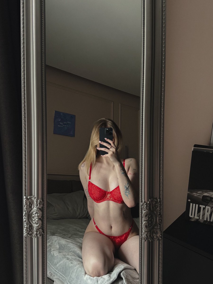 вікуся tweet media