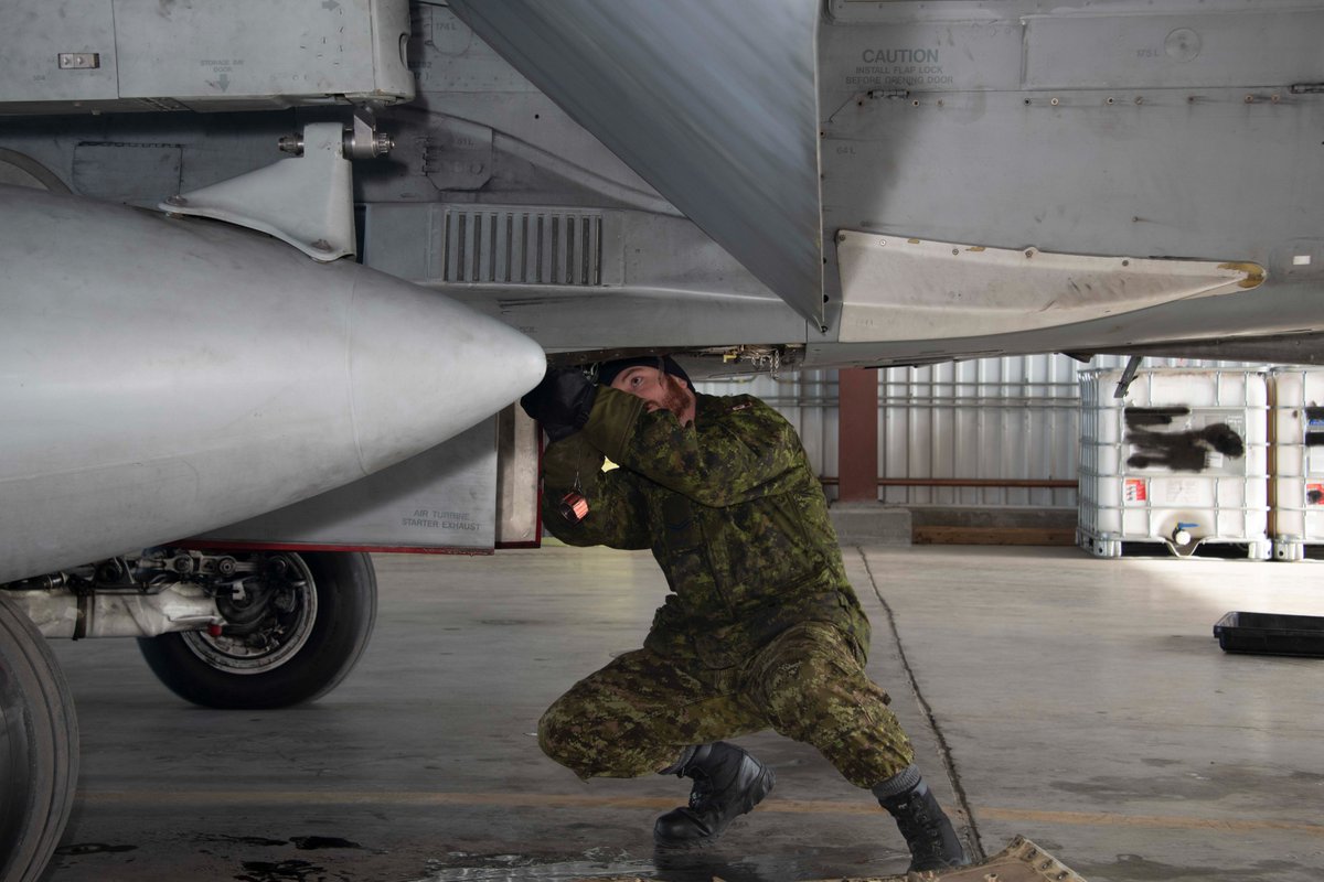 #RCAF CF-18s and personnel from 4 Wing recently trained at Forward Operating Location #Yellowknife, sharpening their skills while operating in the harsh conditions of the Arctic, contributing to their readiness to meet the 🇨🇦#NORAD region mandate. @RCAF_ARC